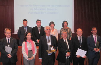 Vicent González Romà (segon per la dreta), en la foto de família després d'arreplegar el premi.